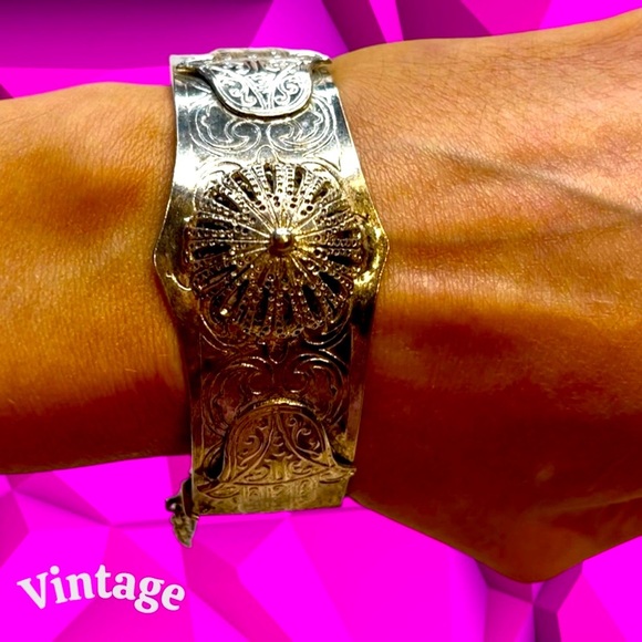 Vintage Hamsa Silver Camel Motif Bracelet - Picture 11 of 15